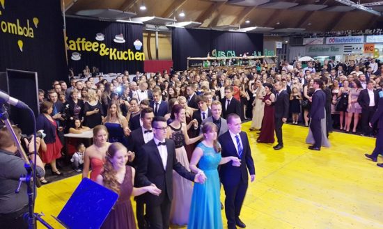 Zahlreiche Maturanten beim Matura Ball in Freistadt mit der Hochzeitsband und Maturaball Band X-Large aus Oberösterreich.