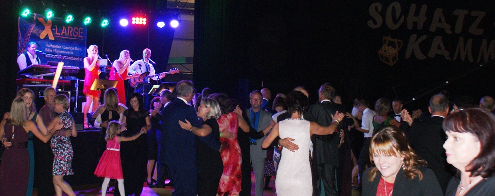 X-Large die Hochzeitsmusik und Hochzeitsband aus Oberösterreich spielt zahlreiche Bälle, Hochzeiten, Firmenevents, Galas, Silvestergala auch in OÖ, Innviertel, Hausruckviertel, Salzkammergut, Linz, Leonding, Steyr, Wilhering, Rohrbach, Eferding, Grieskirchen, Attersee, Oberösterreich, Mühlviertel, Niederösterreich, Salzburg, Bayern, Passau und Tirol. Ab sofort gibt es eine Fotobox.