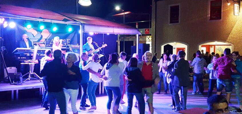 X-Large die Hochzeitsmusik und Hochzeitsband aus Oberösterreich spielt zahlreiche Bälle, Hochzeiten, Firmenevents, Galas, Silvestergala auch in OÖ, Hausruckviertel, Salzkammergut, Oberösterreich, Mühlviertel, Niederösterreich, Salzburg, Bayern, Niederbayern, Passau und Tirol