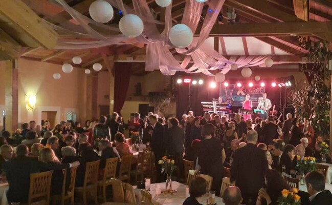 X-Large die Hochzeitsmusik und Hochzeitsband aus Oberösterreich spielt zahlreiche Bälle, Hochzeiten, Firmenevents, Galas, Silvestergala auch in OÖ, Innviertel, Hausruckviertel, Salzkammergut, Linz, Leonding, Steyr, Wilhering, Rohrbach, Eferding, Grieskirchen, Attersee, Oberösterreich, Mühlviertel, Niederösterreich, Salzburg, Bayern, Passau und Tirol. Ab sofort gibt es eine Fotobox