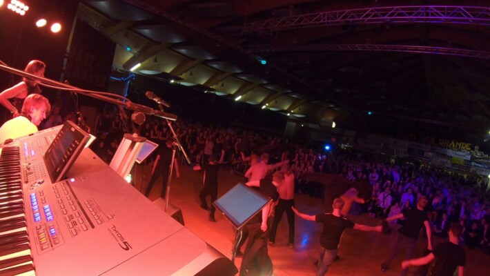 X-Large die Hochzeitsmusik und Hochzeitsband aus Oberösterreich spielt zahlreiche Bälle, Hochzeiten, Firmenevents, Galas, Silvestergala auch in OÖ, Innviertel, Hausruckviertel, Salzkammergut, Linz, Leonding, Steyr, Wilhering, Rohrbach, Eferding, Grieskirchen, Attersee, Oberösterreich, Mühlviertel, Niederösterreich, Salzburg, Bayern, Passau und Tirol. Ab sofort gibt es eine Fotobox.
