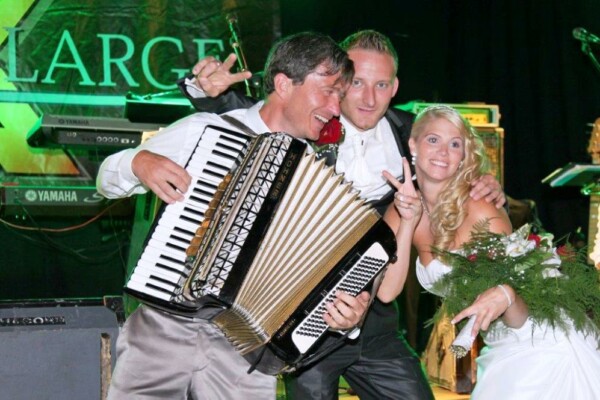 X-Large die Hochzeitsmusik und Hochzeitsband aus Oberösterreich spielt zahlreiche Bälle, Hochzeiten, Firmenevents, Galas, Silvestergala auch in OÖ, Innviertel, Oberösterreich, Mühlviertel, Hausruckviertel, Salzkammergut, Niederösterreich, Salzburg, Bayern, Passau und Tirol. Ab sofort gibt es eine Fotobox.