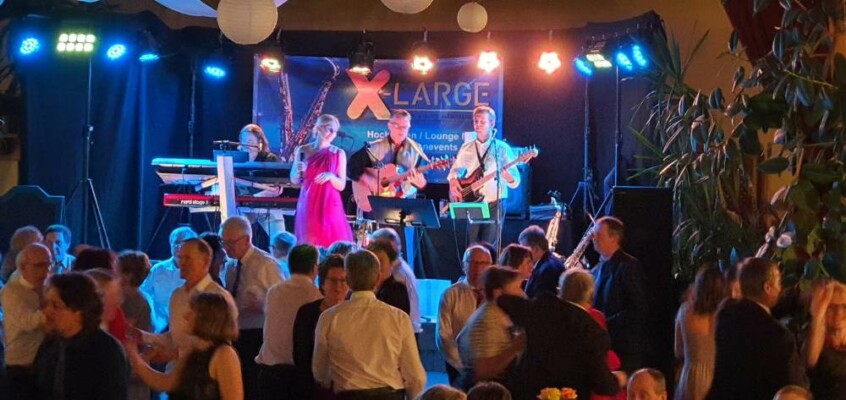 X-Large die Hochzeitsmusik und Hochzeitsband aus Oberösterreich spielt zahlreiche Bälle, Hochzeiten, Firmenevents, Galas, Silvestergala auch in OÖ, Innviertel, Hausruckviertel, Salzkammergut, Linz, Leonding, Steyr, Wilhering, Rohrbach, Eferding, Grieskirchen, Attersee, Oberösterreich, Mühlviertel, Niederösterreich, Salzburg, Bayern, Passau und Tirol. Ab sofort gibt es eine Fotobox