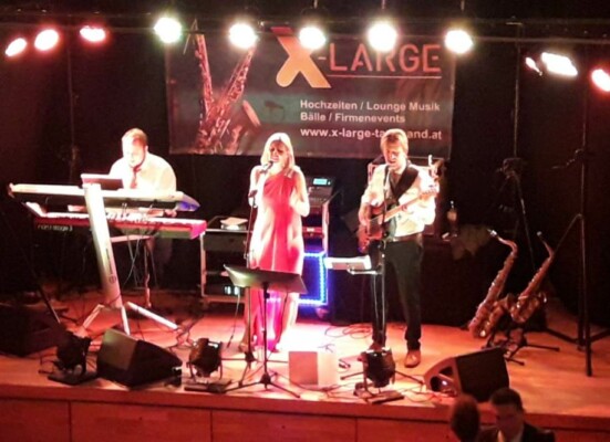 X-Large die Hochzeitsmusik und Hochzeitsband aus Oberösterreich spielt zahlreiche Bälle, Hochzeiten, Firmenevents, Galas, Silvestergala auch in OÖ, Hausruckviertel, Salzkammergut, Oberösterreich, Mühlviertel, Niederösterreich, Salzburg, Bayern, Niederbayern, Passau und Tirol