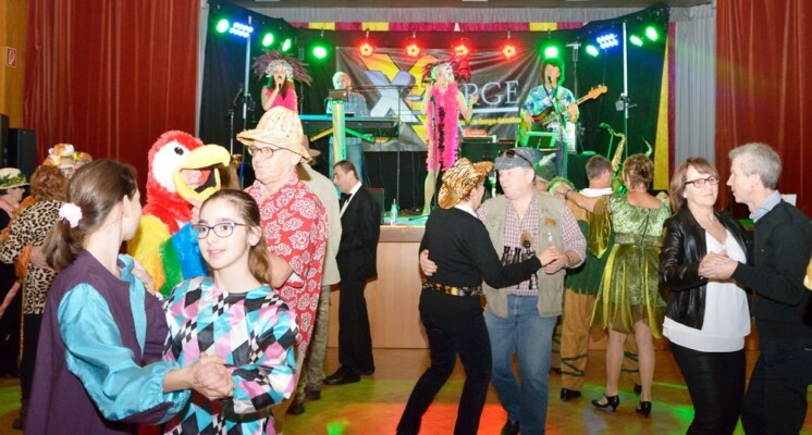 Es geht närrisch zu beim Ball in Ebensee mit der Tanzmusik X-Large aus Oberösterreich