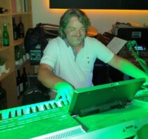 X-Large die Hochzeitsmusik und Hochzeitsband aus Oberösterreich spielt zahlreiche Bälle, Hochzeiten, Firmenevents, Galas, Silvestergala auch in OÖ, Innviertel, Hausruckviertel, Salzkammergut, Linz, Leonding, Steyr, Wilhering, Rohrbach, Eferding, Grieskirchen, Attersee, Oberösterreich, Mühlviertel, Niederösterreich, Salzburg, Bayern, Passau und Tirol. Ab sofort gibt es eine Fotobox