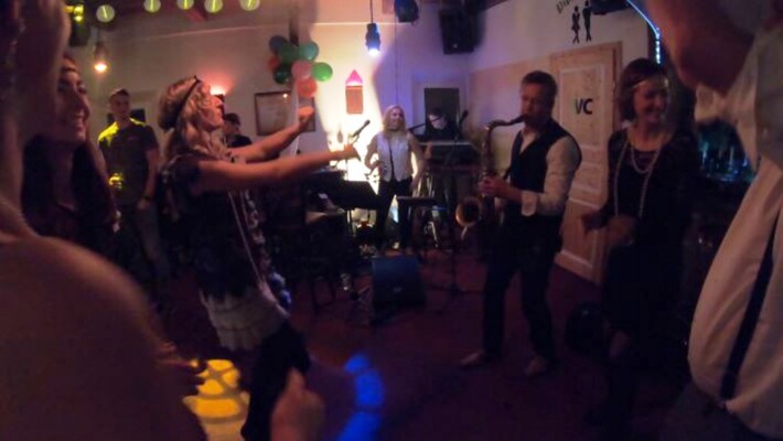 X-Large die Hochzeitsmusik und Hochzeitsband aus Oberösterreich spielt zahlreiche Bälle, Hochzeiten, Firmenevents, Galas, Silvestergala auch in OÖ, Innviertel, Hausruckviertel, Salzkammergut, Linz, Leonding, Steyr, Wilhering, Rohrbach, Eferding, Grieskirchen, Attersee, Oberösterreich, Mühlviertel, Niederösterreich, Salzburg, Bayern, Passau und Tirol. Ab sofort gibt es eine Fotobox