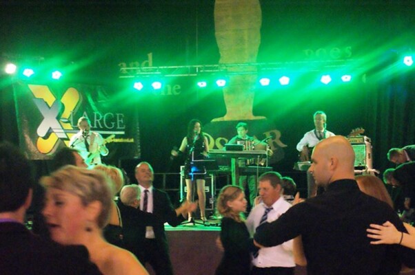 X-Large die Hochzeitsmusik und Hochzeitsband aus Oberösterreich spielt zahlreiche Bälle, Hochzeiten, Firmenevents, Galas, Silvestergala auch in OÖ, Linz, Wels, Eferding, Wilhering, Traun, Ansfelden, Rohrbach, Grieskirchen, Salzkammergut, Gmunden, Attersee, St. Wolfgang am Wolfgangsee, Innviertel, Oberösterreich, Mühlviertel, Hausruckviertel, Salzkammergut, Niederösterreich, Salzburg, Bayern, Passau und Tirol. Ab sofort gibt es eine Fotobox.