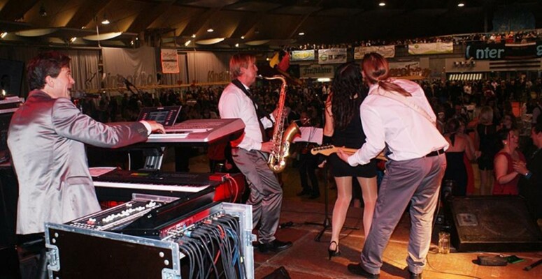X-Large die Hochzeitsmusik und Hochzeitsband aus Oberösterreich spielt zahlreiche Bälle, Hochzeiten, Firmenevents, Galas, Silvestergala auch in OÖ, Innviertel, Oberösterreich, Mühlviertel, Hausruckviertel, Salzkammergut, Niederösterreich, Salzburg, Bayern, Passau und Tirol. Ab sofort gibt es eine Fotobox.