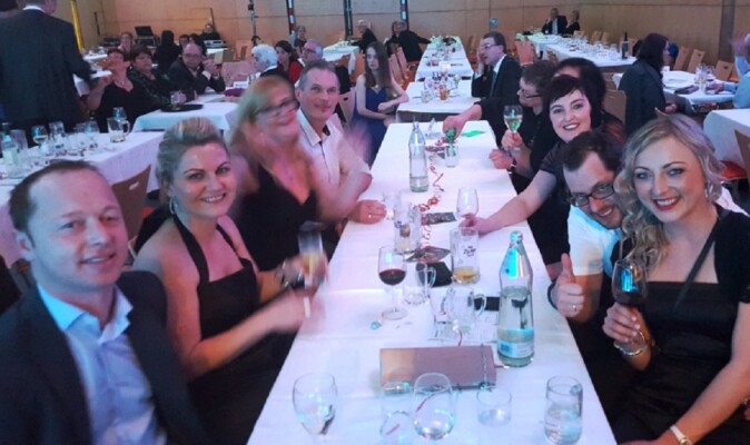 X-Large die Hochzeitsmusik und Hochzeitsband aus Oberösterreich spielt zahlreiche Bälle, Hochzeiten, Firmenevents, Galas, Silvestergala auch in OÖ, Innviertel, Oberösterreich, Mühlviertel, Hausruckviertel, Salzkammergut, Niederösterreich, Salzburg, Bayern, Passau und Tirol. Ab sofort gibt es eine Fotobox.