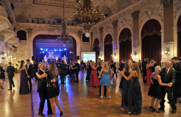 X-Large die Hochzeitsmusik und Hochzeitsband aus Oberösterreich spielt zahlreiche Bälle, Hochzeiten, Firmenevents, Galas, Silvestergala auch in OÖ, Innviertel, Oberösterreich, Mühlviertel, Hausruckviertel, Salzkammergut, Niederösterreich, Salzburg, Bayern, Passau und Tirol. Ab sofort gibt es eine Fotobox.