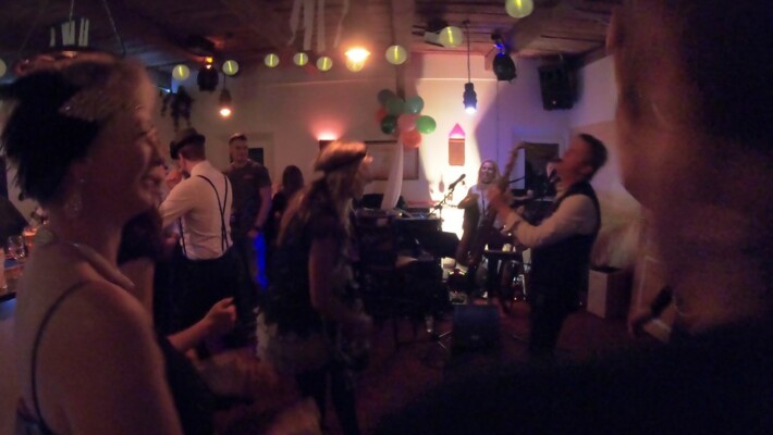 X-Large die Hochzeitsmusik und Hochzeitsband aus Oberösterreich spielt zahlreiche Bälle, Hochzeiten, Firmenevents, Galas, Silvestergala auch in OÖ, Innviertel, Hausruckviertel, Salzkammergut, Linz, Leonding, Steyr, Wilhering, Rohrbach, Eferding, Grieskirchen, Attersee, Oberösterreich, Mühlviertel, Niederösterreich, Salzburg, Bayern, Passau und Tirol. Ab sofort gibt es eine Fotobox
