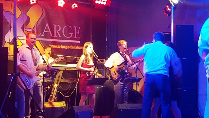 X-Large die Hochzeitsmusik und Hochzeitsband aus Oberösterreich spielt zahlreiche Bälle, Hochzeiten, Firmenevents, Galas, Silvestergala auch in OÖ, Innviertel, Oberösterreich, Mühlviertel, Hausruckviertel, Salzkammergut, Niederösterreich, Salzburg, Bayern, Passau und Tirol. Ab sofort gibt es eine Fotobox.