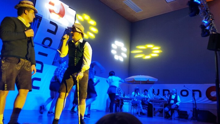 X-Large die Hochzeitsmusik und Hochzeitsband aus Oberösterreich spielt zahlreiche Bälle, Hochzeiten, Firmenevents, Galas, Silvestergala auch in OÖ, Innviertel, Oberösterreich, Mühlviertel, Hausruckviertel, Salzkammergut, Niederösterreich, Salzburg, Bayern, Passau und Tirol. Ab sofort gibt es eine Fotobox.