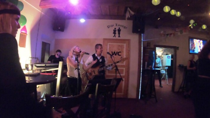 X-Large die Hochzeitsmusik und Hochzeitsband aus Oberösterreich spielt zahlreiche Bälle, Hochzeiten, Firmenevents, Galas, Silvestergala auch in OÖ, Innviertel, Hausruckviertel, Salzkammergut, Linz, Leonding, Steyr, Wilhering, Rohrbach, Eferding, Grieskirchen, Attersee, Oberösterreich, Mühlviertel, Niederösterreich, Salzburg, Bayern, Passau und Tirol. Ab sofort gibt es eine Fotobox