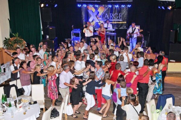 X-Large die Hochzeitsmusik und Hochzeitsband aus Oberösterreich spielt zahlreiche Bälle, Hochzeiten, Firmenevents, Galas, Silvestergala auch in OÖ, Innviertel, Oberösterreich, Mühlviertel, Hausruckviertel, Salzkammergut, Niederösterreich, Salzburg, Bayern, Passau und Tirol. Ab sofort gibt es eine Fotobox.