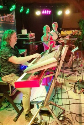 X-Large die Hochzeitsmusik und Hochzeitsband aus Oberösterreich spielt zahlreiche Bälle, Hochzeiten, Firmenevents, Galas, Silvestergala auch in OÖ, Innviertel, Hausruckviertel, Salzkammergut, Linz, Leonding, Steyr, Wilhering, Rohrbach, Eferding, Grieskirchen, Attersee, Oberösterreich, Mühlviertel, Niederösterreich, Salzburg, Bayern, Passau und Tirol. Ab sofort gibt es eine Fotobox