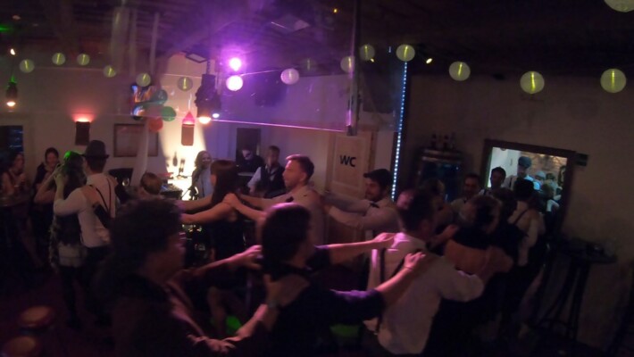 X-Large die Hochzeitsmusik und Hochzeitsband aus Oberösterreich spielt zahlreiche Bälle, Hochzeiten, Firmenevents, Galas, Silvestergala auch in OÖ, Innviertel, Hausruckviertel, Salzkammergut, Linz, Leonding, Steyr, Wilhering, Rohrbach, Eferding, Grieskirchen, Attersee, Oberösterreich, Mühlviertel, Niederösterreich, Salzburg, Bayern, Passau und Tirol. Ab sofort gibt es eine Fotobox