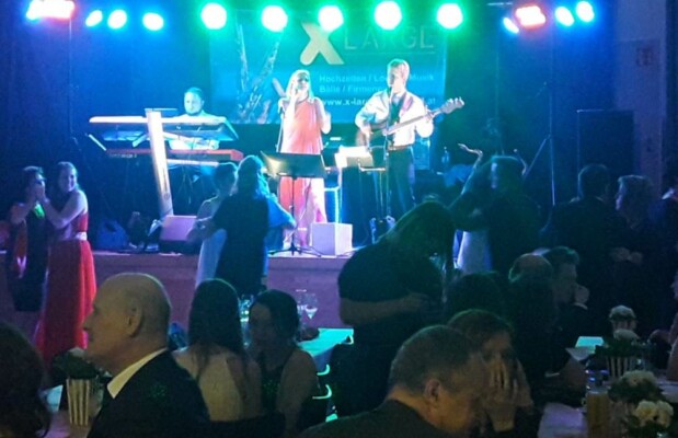 X-Large die Hochzeitsmusik und Hochzeitsband aus Oberösterreich spielt zahlreiche Bälle, Hochzeiten, Firmenevents, Galas, Silvestergala auch in OÖ, Hausruckviertel, Salzkammergut, Oberösterreich, Mühlviertel, Niederösterreich, Salzburg, Bayern, Niederbayern, Passau und Tirol