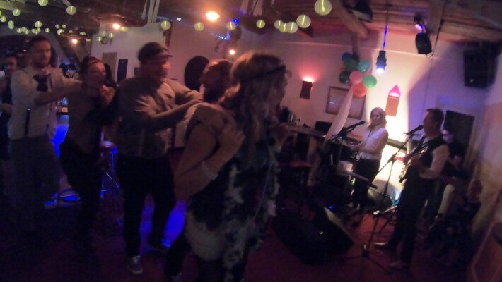 X-Large die Hochzeitsmusik und Hochzeitsband aus Oberösterreich spielt zahlreiche Bälle, Hochzeiten, Firmenevents, Galas, Silvestergala auch in OÖ, Innviertel, Hausruckviertel, Salzkammergut, Linz, Leonding, Steyr, Wilhering, Rohrbach, Eferding, Grieskirchen, Attersee, Oberösterreich, Mühlviertel, Niederösterreich, Salzburg, Bayern, Passau und Tirol. Ab sofort gibt es eine Fotobox