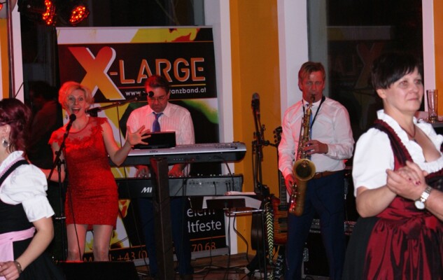 Die Hochzeitsband X-Large aus Oberösterreich mit Saxophon Lounge Musik bei Hochzeiten und Agape.