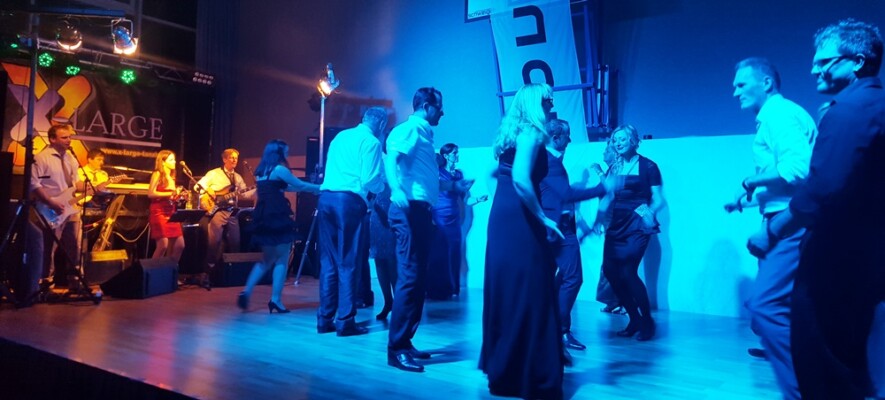 X-Large die Hochzeitsmusik und Hochzeitsband aus Oberösterreich spielt zahlreiche Bälle, Hochzeiten, Firmenevents, Galas, Silvestergala auch in OÖ, Innviertel, Oberösterreich, Mühlviertel, Hausruckviertel, Salzkammergut, Niederösterreich, Salzburg, Bayern, Passau und Tirol. Ab sofort gibt es eine Fotobox.