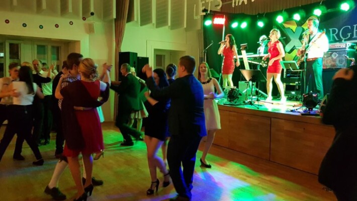 Partystimmung mit der Partyband und Coverband X-Large aus OÖ.