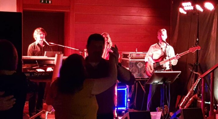 X-Large die Hochzeitsmusik und Hochzeitsband aus Oberösterreich spielt zahlreiche Bälle, Hochzeiten, Firmenevents, Galas, Silvestergala auch in OÖ, Hausruckviertel, Salzkammergut, Oberösterreich, Mühlviertel, Niederösterreich, Salzburg, Bayern, Niederbayern, Passau und Tirol