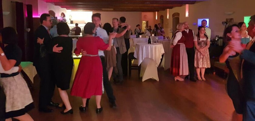 X-Large die Hochzeitsmusik und Hochzeitsband aus Oberösterreich spielt zahlreiche Bälle, Hochzeiten, Firmenevents, Galas, Silvestergala auch in OÖ, Innviertel, Oberösterreich, Mühlviertel, Hausruckviertel, Salzkammergut, Niederösterreich, Salzburg, Bayern, Passau und Tirol. Ab sofort gibt es eine Fotobox.