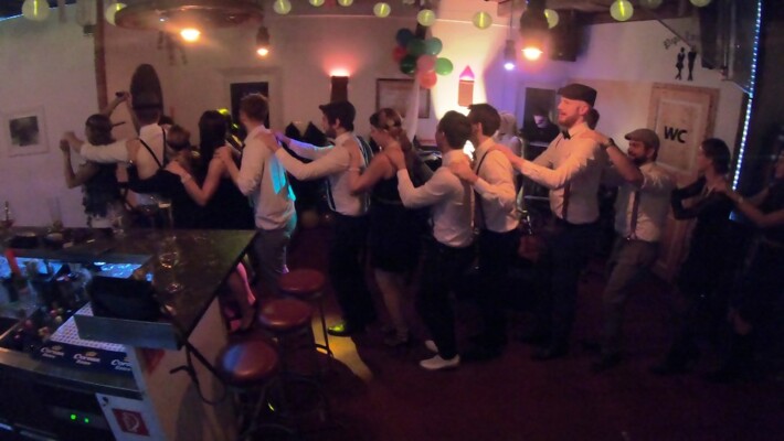 X-Large die Hochzeitsmusik und Hochzeitsband aus Oberösterreich spielt zahlreiche Bälle, Hochzeiten, Firmenevents, Galas, Silvestergala auch in OÖ, Innviertel, Hausruckviertel, Salzkammergut, Linz, Leonding, Steyr, Wilhering, Rohrbach, Eferding, Grieskirchen, Attersee, Oberösterreich, Mühlviertel, Niederösterreich, Salzburg, Bayern, Passau und Tirol. Ab sofort gibt es eine Fotobox