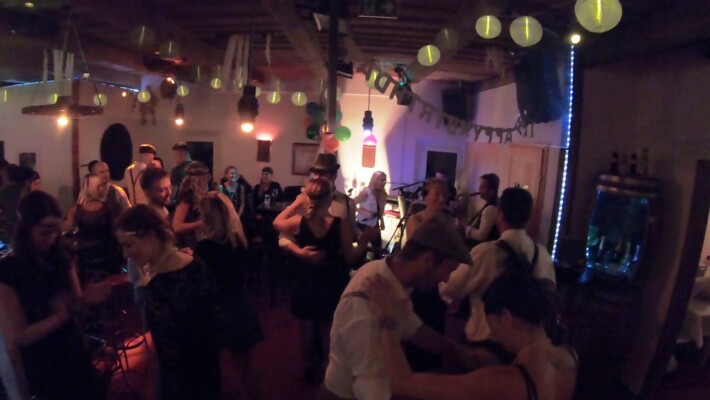X-Large die Hochzeitsmusik und Hochzeitsband aus Oberösterreich spielt zahlreiche Bälle, Hochzeiten, Firmenevents, Galas, Silvestergala auch in OÖ, Innviertel, Hausruckviertel, Salzkammergut, Linz, Leonding, Steyr, Wilhering, Rohrbach, Eferding, Grieskirchen, Attersee, Oberösterreich, Mühlviertel, Niederösterreich, Salzburg, Bayern, Passau und Tirol. Ab sofort gibt es eine Fotobox