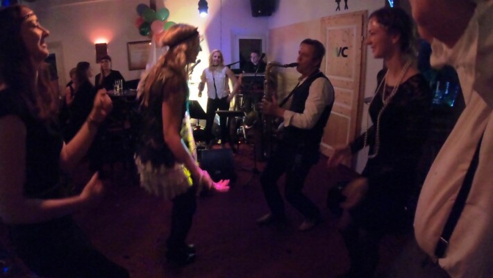 X-Large die Hochzeitsmusik und Hochzeitsband aus Oberösterreich spielt zahlreiche Bälle, Hochzeiten, Firmenevents, Galas, Silvestergala auch in OÖ, Innviertel, Hausruckviertel, Salzkammergut, Linz, Leonding, Steyr, Wilhering, Rohrbach, Eferding, Grieskirchen, Attersee, Oberösterreich, Mühlviertel, Niederösterreich, Salzburg, Bayern, Passau und Tirol. Ab sofort gibt es eine Fotobox