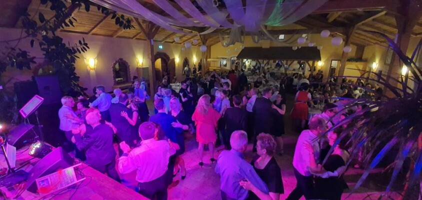 X-Large die Hochzeitsmusik und Hochzeitsband aus Oberösterreich spielt zahlreiche Bälle, Hochzeiten, Firmenevents, Galas, Silvestergala auch in OÖ, Innviertel, Hausruckviertel, Salzkammergut, Linz, Leonding, Steyr, Wilhering, Rohrbach, Eferding, Grieskirchen, Attersee, Oberösterreich, Mühlviertel, Niederösterreich, Salzburg, Bayern, Passau und Tirol. Ab sofort gibt es eine Fotobox