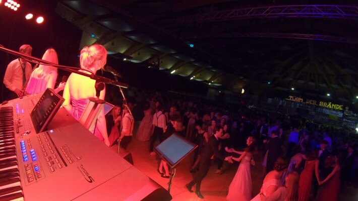 X-Large die Hochzeitsmusik und Hochzeitsband aus Oberösterreich spielt zahlreiche Bälle, Hochzeiten, Firmenevents, Galas, Silvestergala auch in OÖ, Innviertel, Hausruckviertel, Salzkammergut, Linz, Leonding, Steyr, Wilhering, Rohrbach, Eferding, Grieskirchen, Attersee, Oberösterreich, Mühlviertel, Niederösterreich, Salzburg, Bayern, Passau und Tirol. Ab sofort gibt es eine Fotobox.