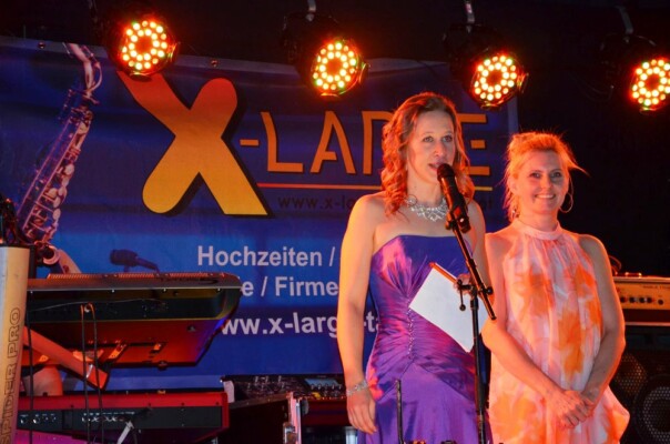 X-Large die Hochzeitsmusik und Hochzeitsband aus Oberösterreich spielt zahlreiche Bälle, Hochzeiten, Firmenevents, Galas, Silvestergala auch in OÖ, Innviertel, Hausruckviertel, Salzkammergut, Linz, Leonding, Steyr, Wilhering, Rohrbach, Eferding, Grieskirchen, Attersee, Oberösterreich, Mühlviertel, Niederösterreich, Salzburg, Bayern, Passau und Tirol. Ab sofort gibt es eine Fotobox