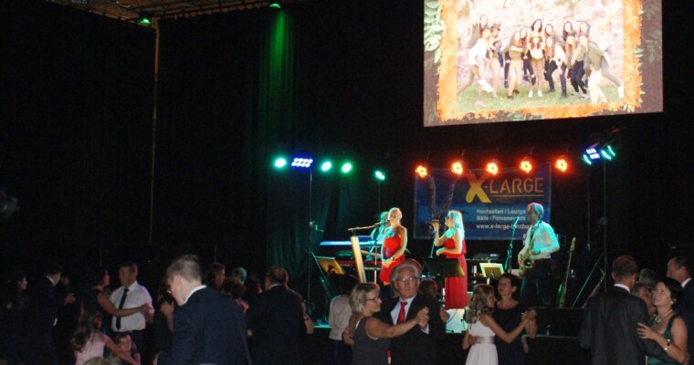 X-Large die Hochzeitsmusik und Hochzeitsband aus Oberösterreich spielt zahlreiche Bälle, Hochzeiten, Firmenevents, Galas, Silvestergala auch in OÖ, Innviertel, Hausruckviertel, Salzkammergut, Linz, Leonding, Steyr, Wilhering, Rohrbach, Eferding, Grieskirchen, Attersee, Oberösterreich, Mühlviertel, Niederösterreich, Salzburg, Bayern, Passau und Tirol. Ab sofort gibt es eine Fotobox.