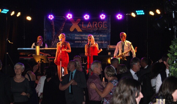 X-Large die Hochzeitsmusik und Hochzeitsband aus Oberösterreich spielt zahlreiche Bälle, Hochzeiten, Firmenevents, Galas, Silvestergala auch in OÖ, Innviertel, Hausruckviertel, Salzkammergut, Linz, Leonding, Steyr, Wilhering, Rohrbach, Eferding, Grieskirchen, Attersee, Oberösterreich, Mühlviertel, Niederösterreich, Salzburg, Bayern, Passau und Tirol. Ab sofort gibt es eine Fotobox.