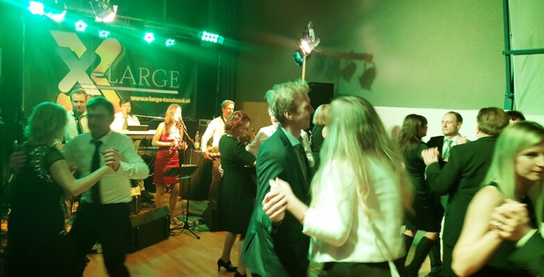 X-Large die Hochzeitsmusik und Hochzeitsband aus Oberösterreich spielt zahlreiche Bälle, Hochzeiten, Firmenevents, Galas, Silvestergala auch in OÖ, Innviertel, Oberösterreich, Mühlviertel, Hausruckviertel, Salzkammergut, Niederösterreich, Salzburg, Bayern, Passau und Tirol. Ab sofort gibt es eine Fotobox.