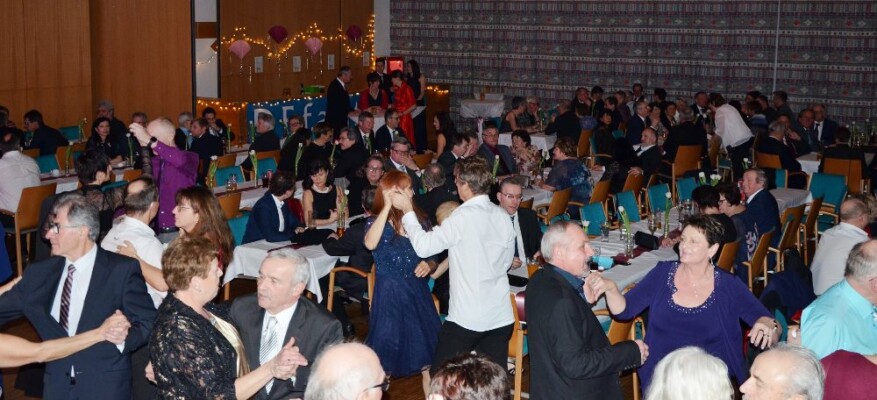 X-Large die Hochzeitsmusik und Hochzeitsband aus Oberösterreich spielt zahlreiche Bälle, Hochzeiten, Firmenevents, Galas, Silvestergala auch in OÖ, Innviertel, Hausruckviertel, Salzkammergut, Linz, Leonding, Steyr, Wilhering, Rohrbach, Eferding, Grieskirchen, Attersee, Oberösterreich, Mühlviertel, Niederösterreich, Salzburg, Bayern, Passau und Tirol. Ab sofort gibt es eine Fotobox