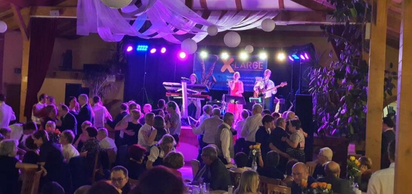 X-Large die Hochzeitsmusik und Hochzeitsband aus Oberösterreich spielt zahlreiche Bälle, Hochzeiten, Firmenevents, Galas, Silvestergala auch in OÖ, Innviertel, Hausruckviertel, Salzkammergut, Linz, Leonding, Steyr, Wilhering, Rohrbach, Eferding, Grieskirchen, Attersee, Oberösterreich, Mühlviertel, Niederösterreich, Salzburg, Bayern, Passau und Tirol. Ab sofort gibt es eine Fotobox