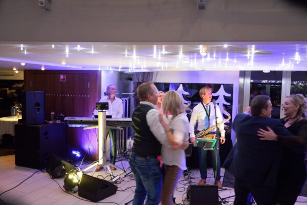 Es wurde fleißig getanzt auf der Weihnachtsfeier am Kristallschiff mit der Hochzeitsband X-Large aus Oberösterreich