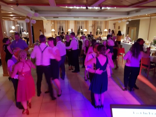 X-Large die Hochzeitsmusik und Hochzeitsband aus Oberösterreich spielt zahlreiche Bälle, Hochzeiten, Firmenevents, Galas, Silvestergala auch in OÖ, Innviertel, Oberösterreich, Mühlviertel, Hausruckviertel, Salzkammergut, Niederösterreich, Salzburg, Bayern, Passau und Tirol. Ab sofort gibt es eine Fotobox.