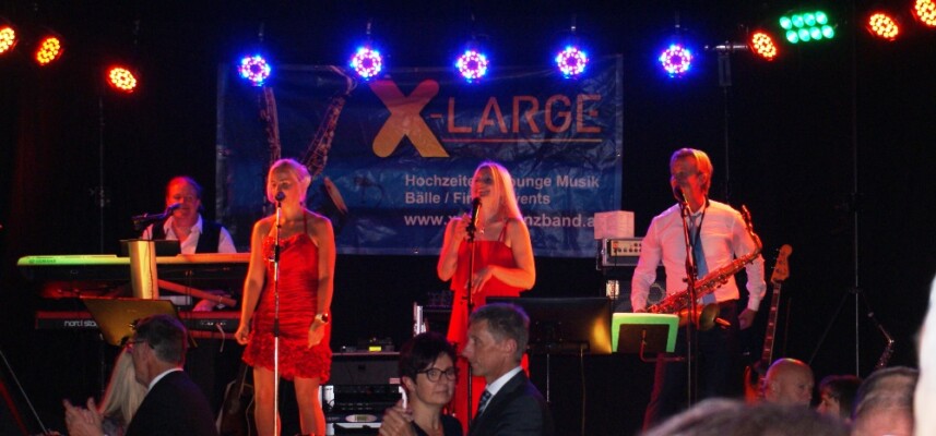 X-Large die Hochzeitsmusik und Hochzeitsband aus Oberösterreich spielt zahlreiche Bälle, Hochzeiten, Firmenevents, Galas, Silvestergala auch in OÖ, Innviertel, Hausruckviertel, Salzkammergut, Linz, Leonding, Steyr, Wilhering, Rohrbach, Eferding, Grieskirchen, Attersee, Oberösterreich, Mühlviertel, Niederösterreich, Salzburg, Bayern, Passau und Tirol. Ab sofort gibt es eine Fotobox.