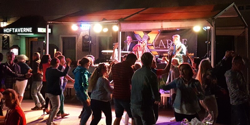 X-Large die Hochzeitsmusik und Hochzeitsband aus Oberösterreich spielt zahlreiche Bälle, Hochzeiten, Firmenevents, Galas, Silvestergala auch in OÖ, Hausruckviertel, Salzkammergut, Oberösterreich, Mühlviertel, Niederösterreich, Salzburg, Bayern, Niederbayern, Passau und Tirol