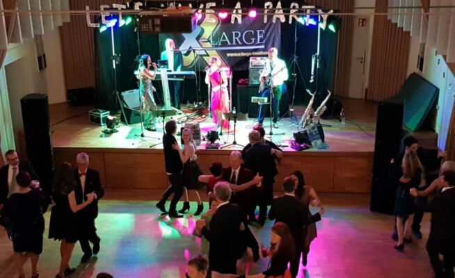 Tolle Tänzer beim Ball mit der Partyband und Coverband X-Large aus OÖ
