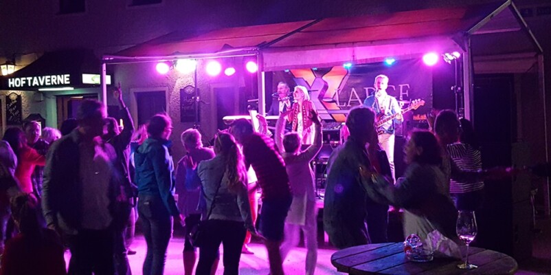 X-Large die Hochzeitsmusik und Hochzeitsband aus Oberösterreich spielt zahlreiche Bälle, Hochzeiten, Firmenevents, Galas, Silvestergala auch in OÖ, Hausruckviertel, Salzkammergut, Oberösterreich, Mühlviertel, Niederösterreich, Salzburg, Bayern, Niederbayern, Passau und Tirol