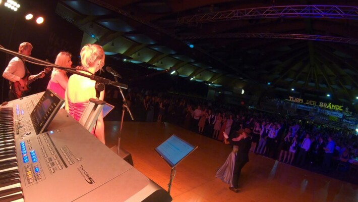 X-Large die Hochzeitsmusik und Hochzeitsband aus Oberösterreich spielt zahlreiche Bälle, Hochzeiten, Firmenevents, Galas, Silvestergala auch in OÖ, Innviertel, Hausruckviertel, Salzkammergut, Linz, Leonding, Steyr, Wilhering, Rohrbach, Eferding, Grieskirchen, Attersee, Oberösterreich, Mühlviertel, Niederösterreich, Salzburg, Bayern, Passau und Tirol. Ab sofort gibt es eine Fotobox.