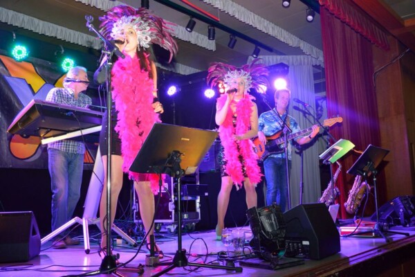 Showeinlagen mit der Partyband und Tanzmusik X-Large aus OÖ.