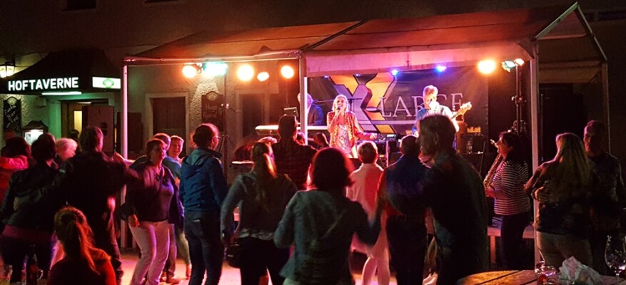 X-Large die Hochzeitsmusik und Hochzeitsband aus Oberösterreich spielt zahlreiche Bälle, Hochzeiten, Firmenevents, Galas, Silvestergala auch in OÖ, Hausruckviertel, Salzkammergut, Oberösterreich, Mühlviertel, Niederösterreich, Salzburg, Bayern, Niederbayern, Passau und Tirol