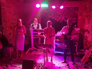 X-Large die Hochzeitsmusik und Hochzeitsband aus Oberösterreich spielt zahlreiche Bälle, Hochzeiten, Firmenevents, Galas, Silvestergala auch in OÖ, Linz, Hausruckviertel, Salzkammergut, Innviertel, Oberösterreich, Mühlviertel, Niederösterreich, Salzburg, Bayern, Passau und Tirol